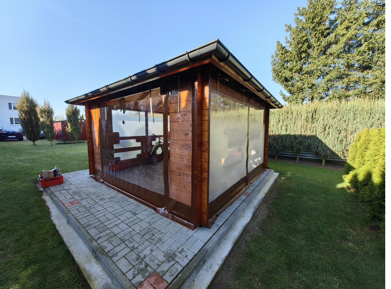 Drewniana altana z plandeką przeźroczystą – ogród, realizacja KRM