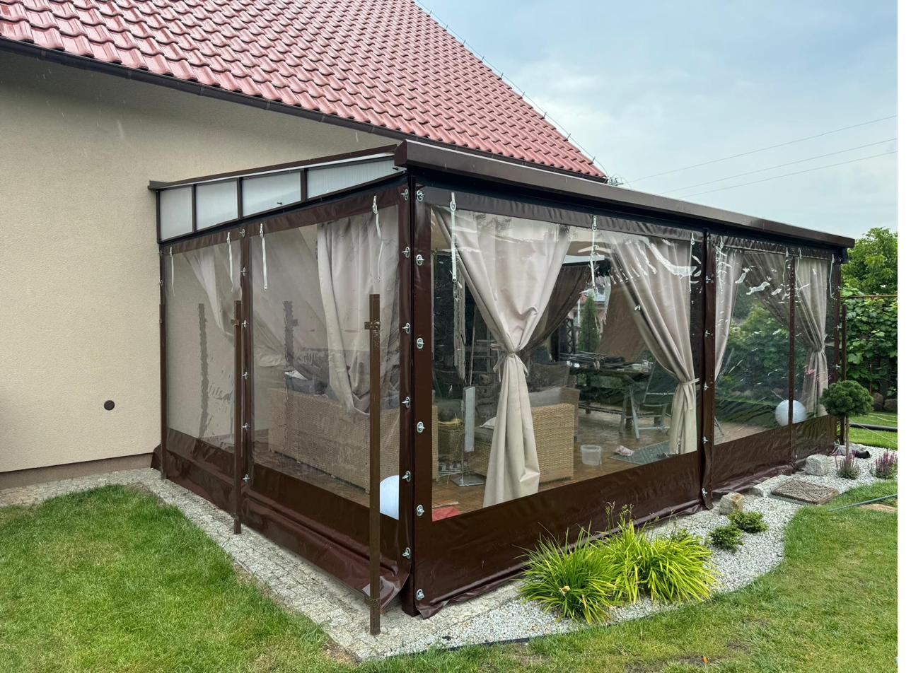 Pergola z plandeką przeźroczystą brązową – taras ogrodowy
