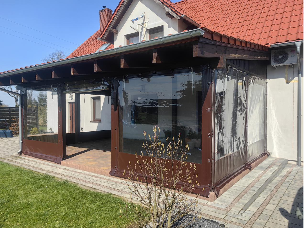 Taras przy domu z brązową plandeką z folii PVC – zabudowa boczna